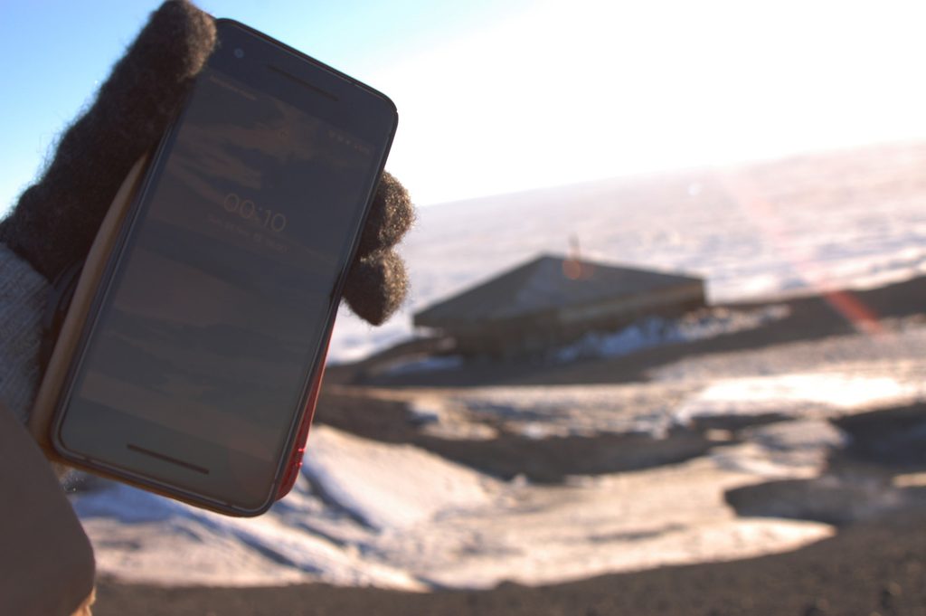 My phone is held up against the midnight sun, almost due south. The clock displays 00:10.