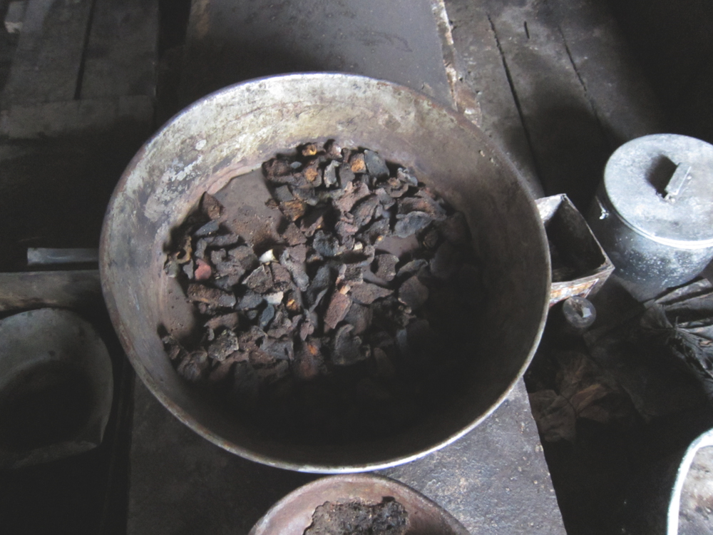 On the stove in the kitchen of the Discovery Hut, a large flat pan contains what looks like burnt pork scratchings.  It is reminscent of Cherry-Garrard's description of the 'burnt offering', his failed experiment with fried biscuit when the Terra Nova men were camped at Hut Point after the Depot Journey.